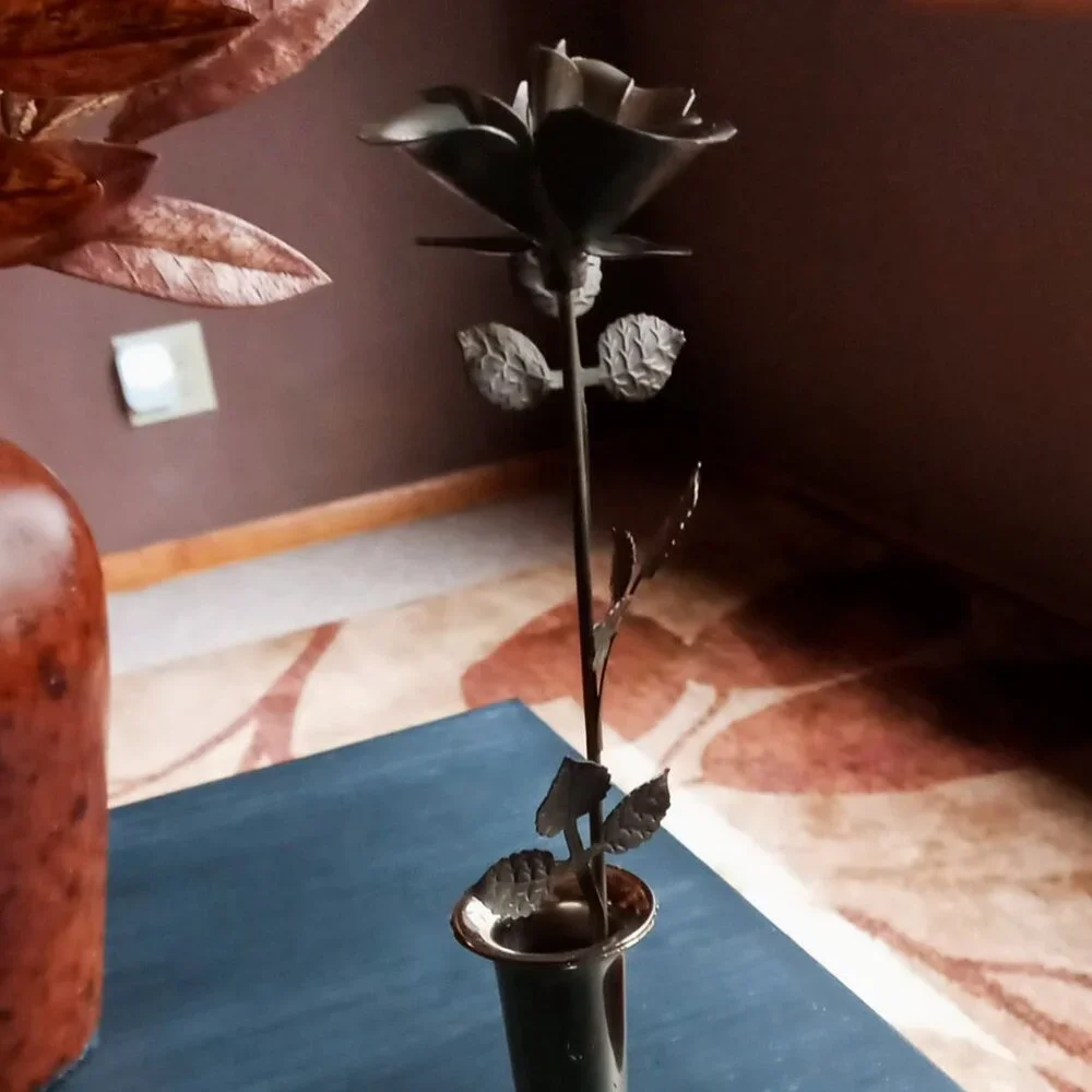 Unique Vintage 1970s Silver Metal 🌹Rose Bud🌹 in Vase by Mann 11 inches Tall